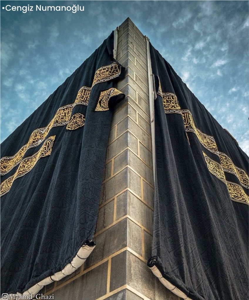 mansurataocagi's tweet photo. 🌙
Gördüm ki, insanın iki düşmanı,
biri kendi nefsi, biri şeytanı.

Dedim kuşansam mı kılıç kalkanı?
Silah yok dediler secdeden gayrı.. https://t.co/pdk3URCXzK