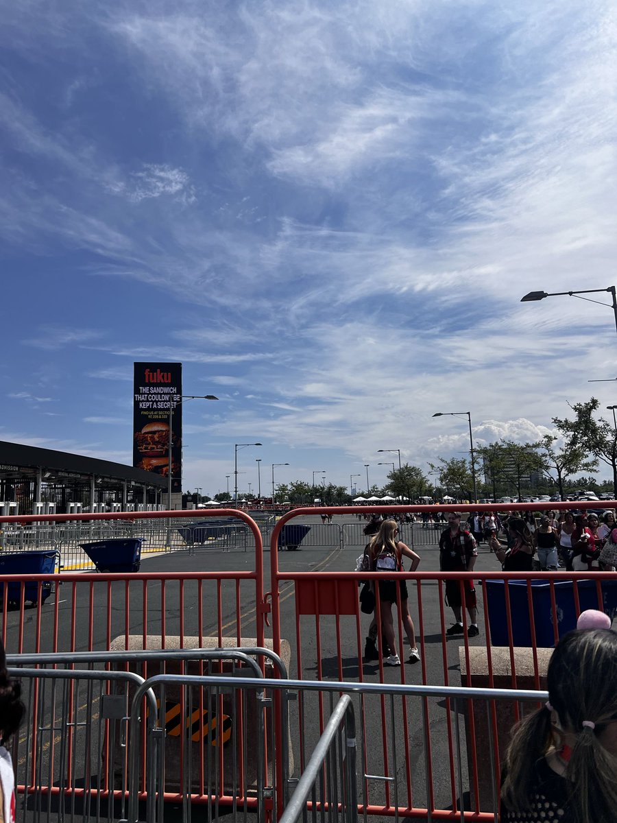 Haruxrkive's tweet photo. VIP line @MetLifeStadium for Day 1 #BTS_arirang https://t.co/tUQmeBJs0a