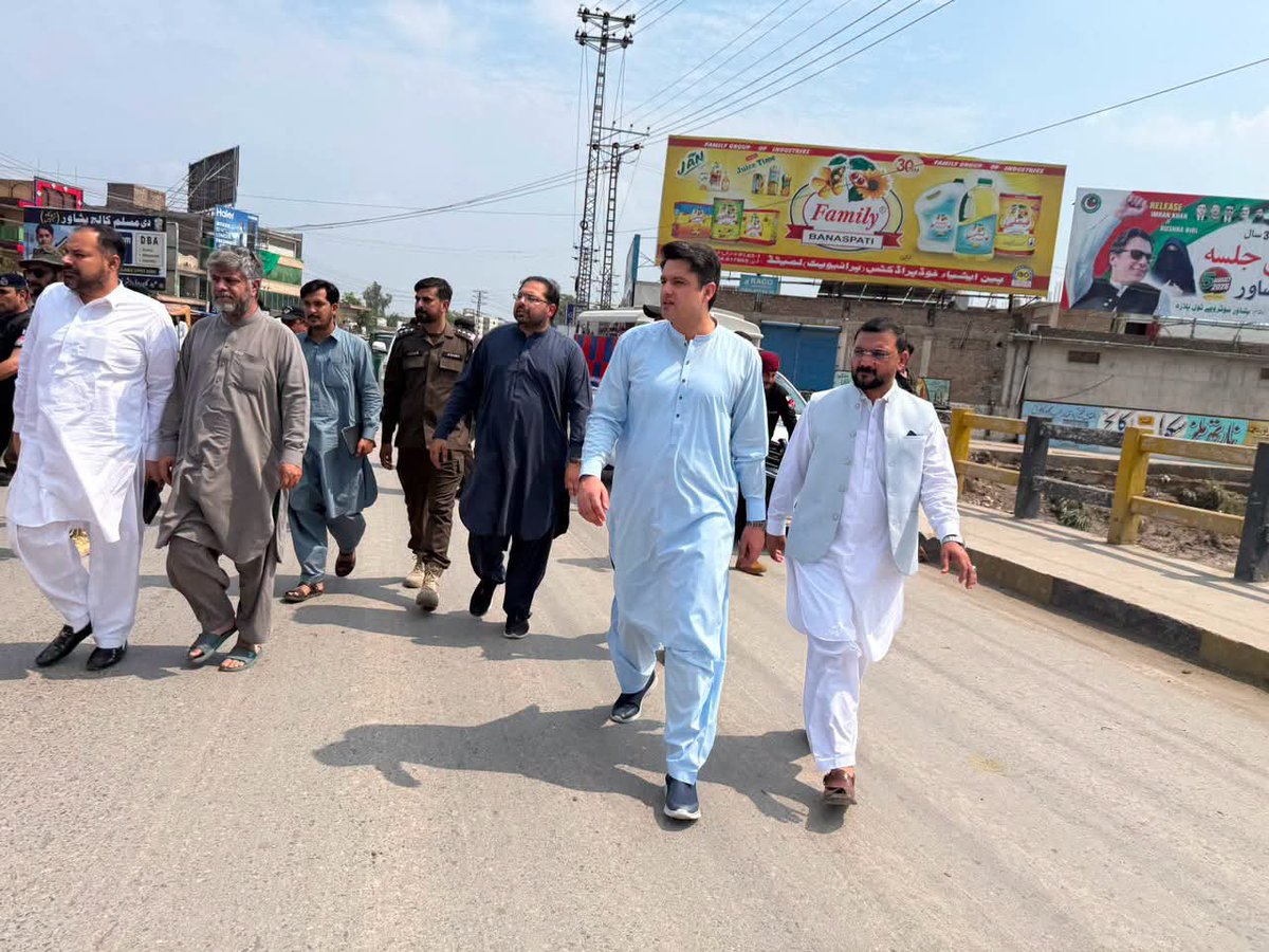 DEOPESHAWER's tweet photo. Officials, including Commissioner Riyaz Khan Mahsood, Deputy Commissioner Captain (R) Sanaullah Khan, and District Emergency Officer Iftikhar Khan, visited Budhni Nala to assess post-rain conditions, focusing on water flow, safety measures, and emergency response. https://t.co/YkvB4GlBur