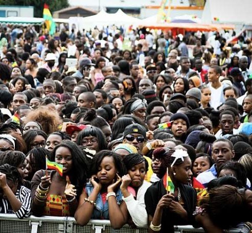 cdrafrica's tweet photo. 🇬🇧🇬🇭 Shatta Wale’s 2026 Shattafest UK put on hold as massive numbers of fans turn up, with some reportedly fainting. Police and paramedics are on scene.

Source : @ghonetv https://t.co/kUI2zp2RHa