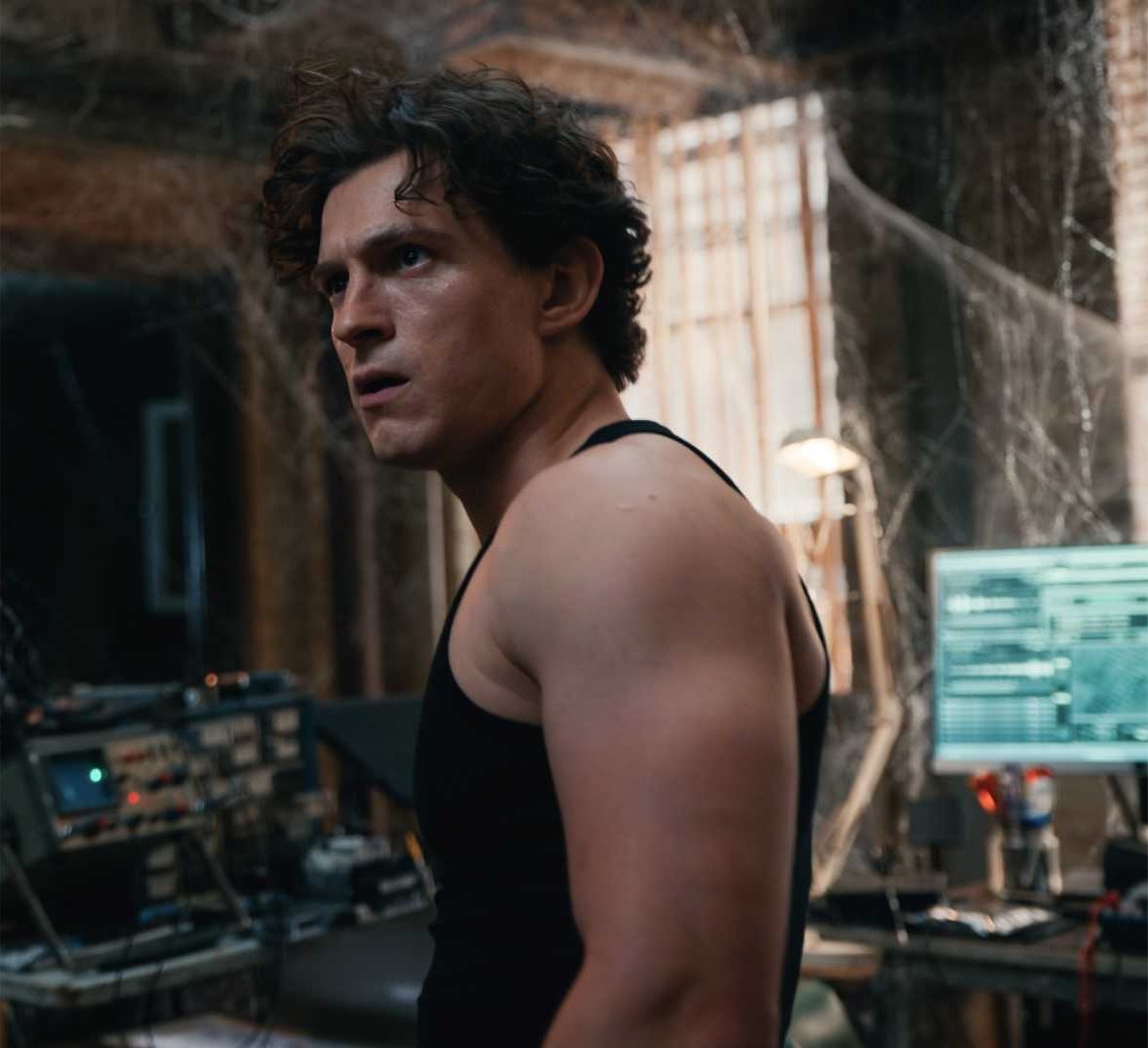 tracklist's tweet photo. Naomi Watts deu voz a EV, companheira de Peter Parker em “Homem-Aranha: Um Novo Dia”.

A atriz contracenou com Tom Holland em “O Impossível”, primeiro grande papel do ator, há 14 anos. https://t.co/OAnzQnYwMt
