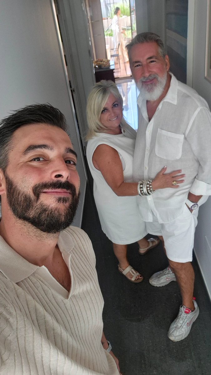 AlbertoPereiro's tweet photo. Fiesta!!!! #BodorrioPrimo https://t.co/iYhFF7GuvA