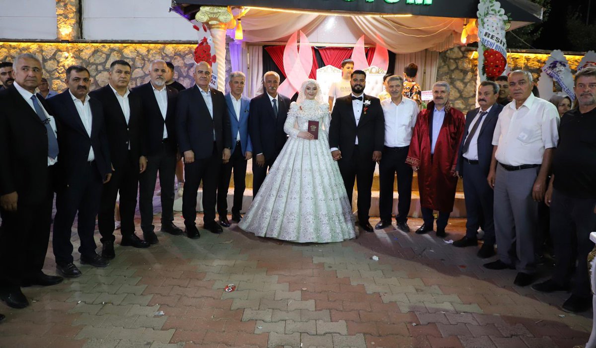 HuseyinOzhan_'s tweet photo. 📍Besni

İrem ve Eren Şah kardeşlerimizin nikâh akdine şahitlik ederek bu anlamlı mutluluklarına ortak olduk.

Rabbim kurdukları yuvayı huzur, muhabbet ve bereketle daim eylesin. Genç çiftimizi ve kıymetli ailelerini gönülden tebrik ediyor, kendilerine bir ömür boyu sağlık, mutluluk ve hayırlı bir ömür diliyorum.