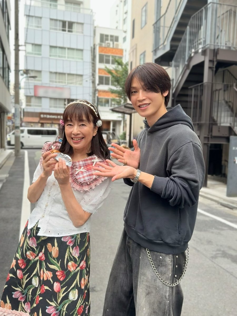 2216_tx's tweet photo. #夫婦と16歳 〜狂気の隣人〜🌹
TVer & U-NEXTで配信中！

📸✦•✧•『 𝐎𝐟𝐟 𝐒𝐡𝐨𝐭 』•✧•✦📸
第5話撮影中、JO1の #與那城奨 さんが
現場に差し入れを持ってきてくださいました.ᐟ.ᐟ

差し入れのケーキを手にした
かたせ梨乃さんと📷✨

撮影裏では、#豆原一成 さん #かたせ梨乃 さんと
それぞれたくさんお話しされていました☺️

🔗第𝟭話❯❯https://t.co/lyRzoOWkro
🔗第𝟮話❯❯https://t.co/oqTy0sRgvt
🔗第𝟯話❯❯https://t.co/mwwm9Fc1Pa
🔗第𝟱話❯❯https://t.co/BHgPm4b4Y3
　※第𝟱話のTVer配信は𝟴/𝟲(木)深夜𝟭時𝟱𝟵分まで⚠️

⭐︎U-NEXTでは最新話まで全話見放題独占配信中📱
⭐︎TVerで第𝟭~𝟯話＋最新話を無料見逃し配信中.ᐟ.ᐟ
☑TVerのお気に入り登録もお願いします❤️‍🔥
