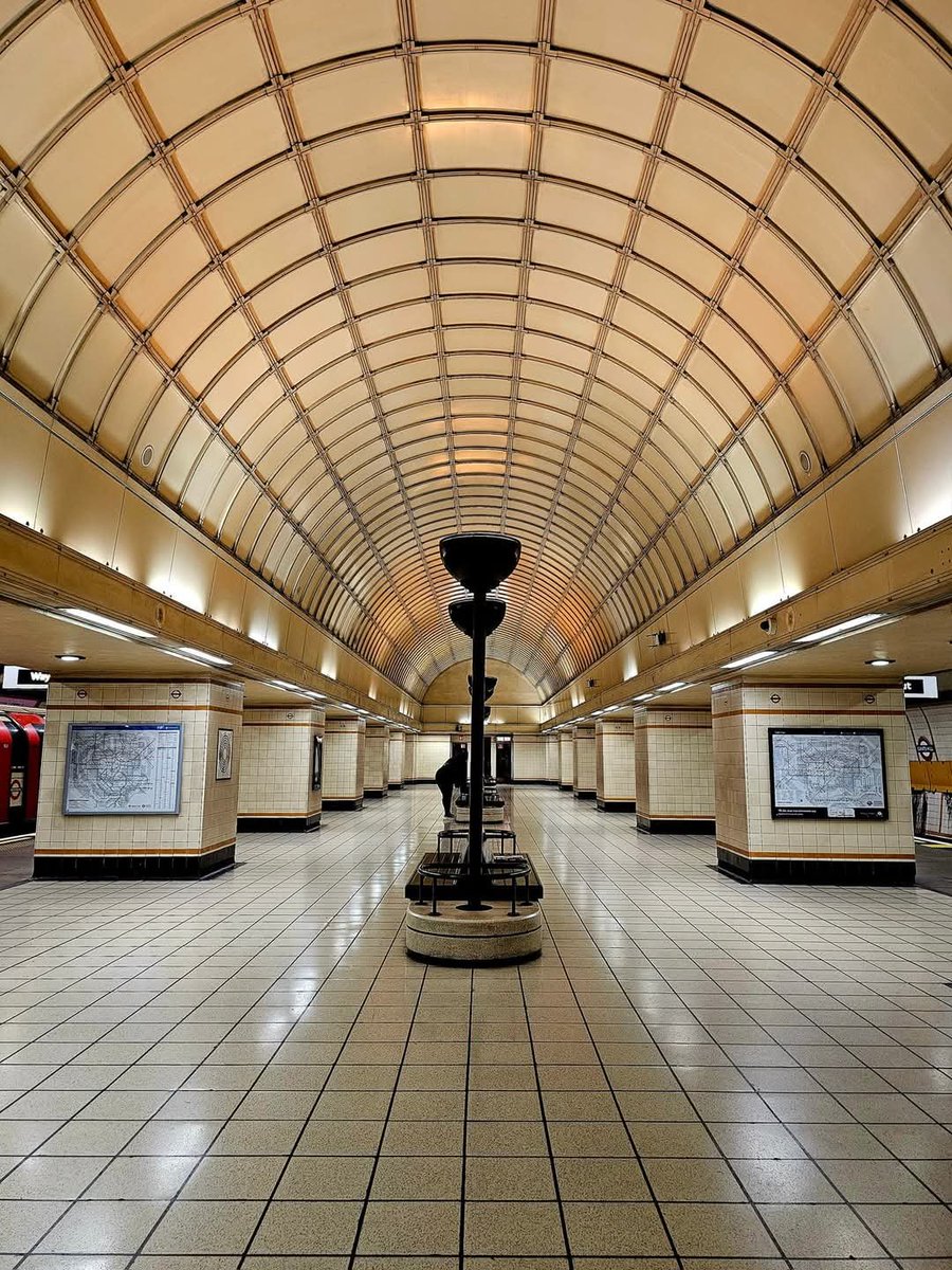 J_Bella_S's tweet photo. Two different #PhotoChallenges this week #Lines and #Depth #PhonePhotography because I love #Trains #Travel and my city #London @TfL #GantsHill #Stanmore https://t.co/XRrcBTKUUj