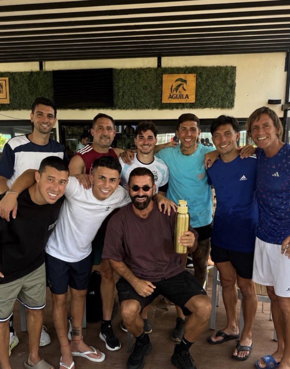 genteonline's tweet photo. Los tipos descansando en Ibiza 😎 https://t.co/vEiyfurKVB
