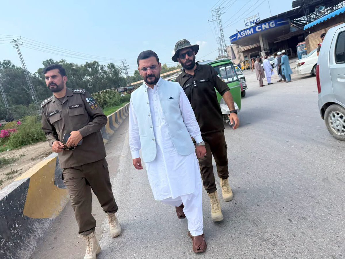DEOPESHAWER's tweet photo. Officials, including Commissioner Riyaz Khan Mahsood, Deputy Commissioner Captain (R) Sanaullah Khan, and District Emergency Officer Iftikhar Khan, visited Budhni Nala to assess post-rain conditions, focusing on water flow, safety measures, and emergency response. https://t.co/YkvB4GlBur