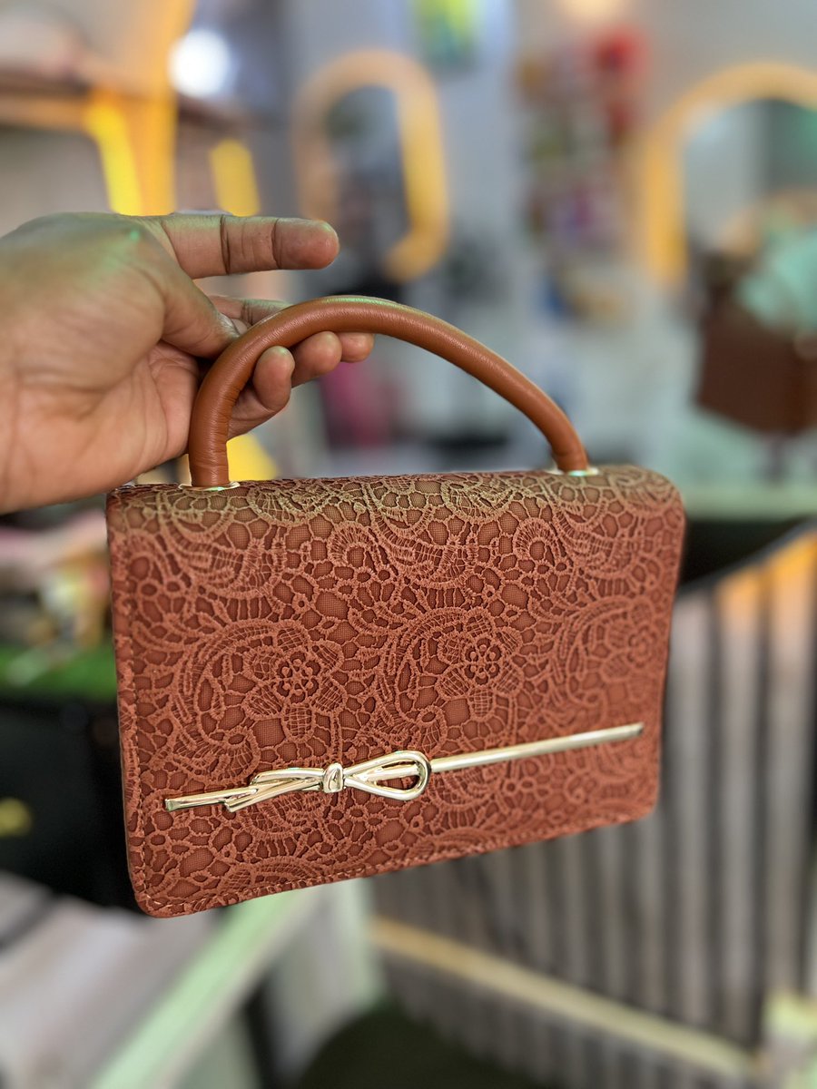 NanyomoP's tweet photo. classy bags wholesale and retailprice 0701083707 https://t.co/QfoFebSiKh