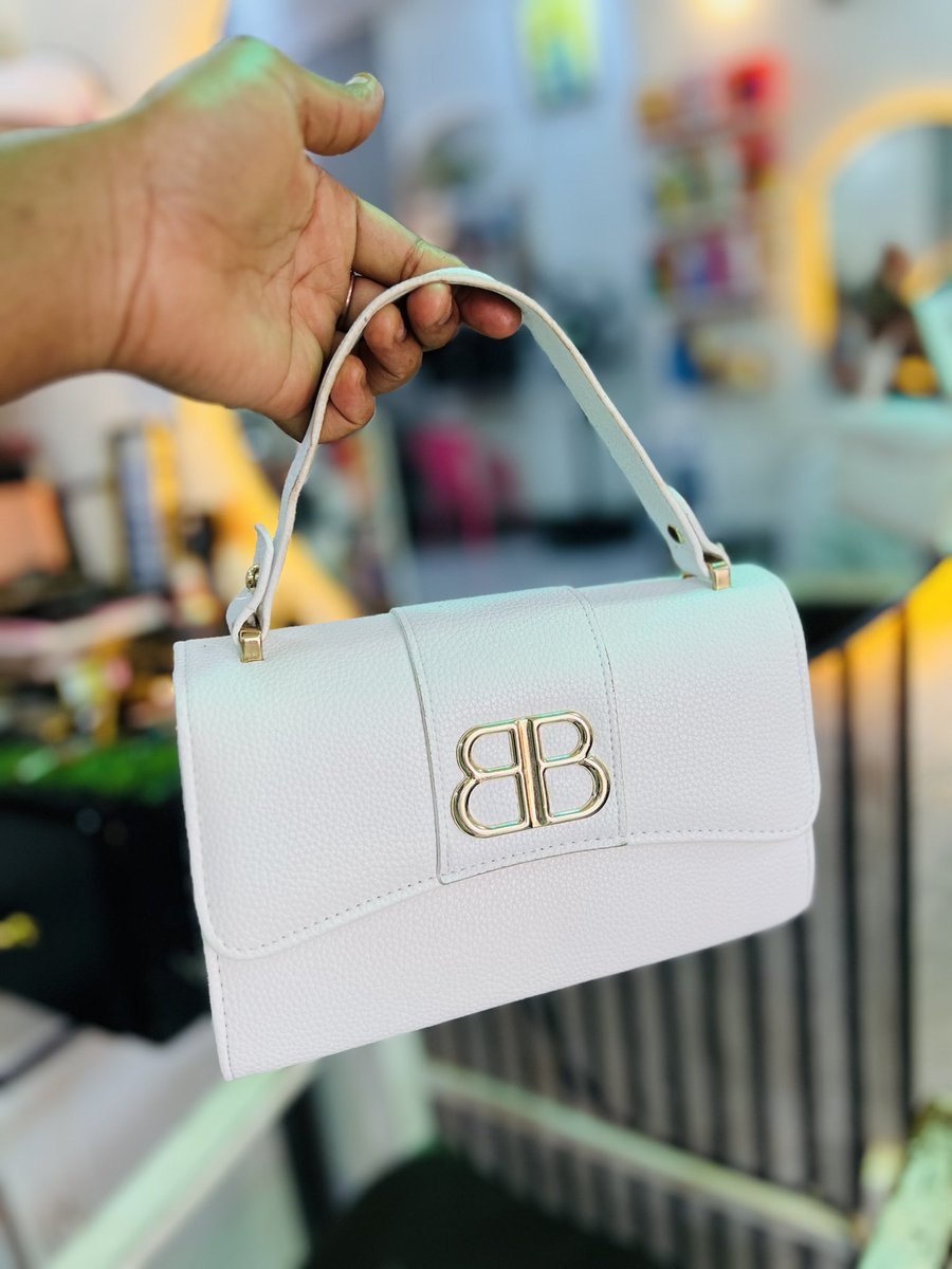 NanyomoP's tweet photo. classy bags wholesale and retailprice 0701083707 https://t.co/QfoFebSiKh