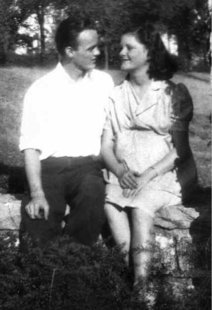 DrustvoHudajama's tweet photo. UBILI SO CELOTNO DRUŽINO, TUDI NEROJENO DETE

23. avgusta 1942 naj bi na Rudniku pri Ljubljani ugrabili zakonca #Cirila (1917–1942)  , učitelj telovadbe  in njegovo nosečo ženo #Hedviko Lipovec ter ju v gozdu umorili. 

Črne bukve in Matica mrtvih; na župnijskih spominskih ploščah ju ni).
slika je simbolična