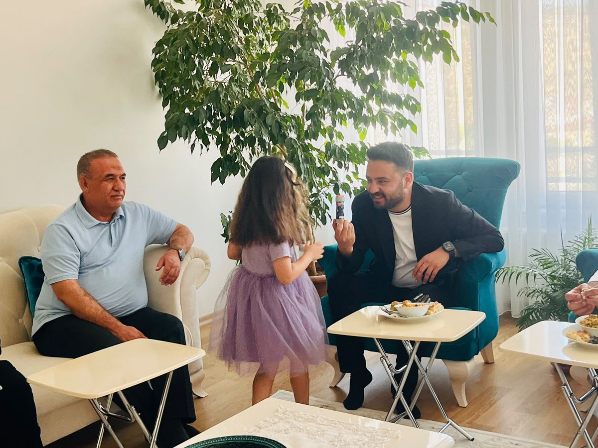 av_mfa's tweet photo. 📍Üye Ziyaretlerimiz

Cumhurbaşkanımız Sayın Recep Tayyip Erdoğan’ın teşekkür belgelerini, teşkilatımızın emektar üyelerine ulaştırmak üzere 8 ilçemizde eş zamanlı ziyaretler gerçekleştirdik. Yüzlerce dava arkadaşımızın kapısını çalarak, yalnızca bir belge değil; Sayın Cumhurbaşkanımızın selamını, teşekkürünü ve vefasını da kendilerine ulaştırdık.

AK Parti’yi güçlü kılan en büyük değer; fedakârca çalışan, davasına inanan ve her şartta milletimizin yanında duran teşkilat mensuplarımızdır. Bizler de bu emeğin ve sadakatin her zaman kıymetini bilen bir anlayışla yol yürümeye devam edeceğiz.

Bu büyük davaya gönül vermiş tüm teşkilat mensuplarımıza emekleri, gayretleri ve özverileri için teşekkür ediyor; birlik ve beraberlik içerisinde Türkiye Yüzyılı hedeflerimize emin adımlarla yürümeyi sürdürüyoruz.

Durmak yok, yola devam! 🇹🇷