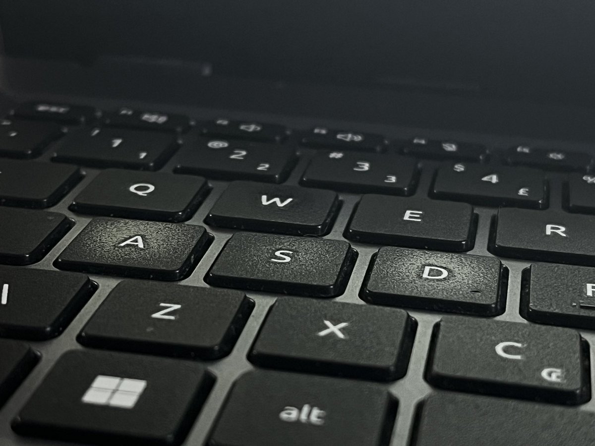 mayuvlr's tweet photo. acho engraçado que em 1 ano tendo esse notebook as únicas teclas visivelmente gastas são WASD e o shift https://t.co/EUKUMHGhog