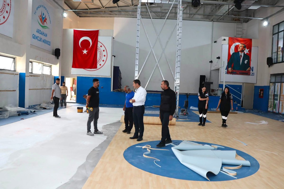 GSB_Ardahan's tweet photo. 🏗️ Gençlik Merkezimizde Değişim Devam Ediyor!

Bakım ve onarım çalışmaları devam eden Gençlik Merkezimizde incelemelerde bulunarak yürütülen çalışmaları yerinde değerlendirdik. https://t.co/rRbbQQJPHf