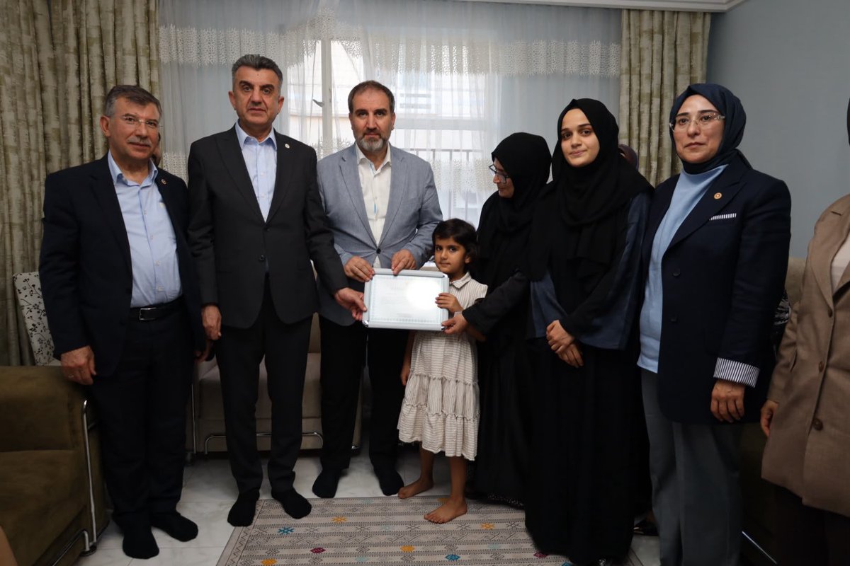 mustafasenbd's tweet photo. Şanlıurfa İl Başkanımız @milhamigunbegi ve Milletvekilimiz @CYAZMAC ile birlikte AK Partimize gönül veren üyelerimizi hanelerinde ziyaret ettik. 

Üyelerimize teşekkür belgelerini takdim ettik, Sayın Cumhurbaşkanımızın selamlarını ilettik. Aramıza katılmak isteyen kardeşlerimizin üye kayıtlarını gerçekleştirdik.

Her bir üyemize sarsılmaz destekleri için şükranlarımızı sunuyoruz.

Biz 11 milyon 710 bin üyemizle büyük bir aileyiz…