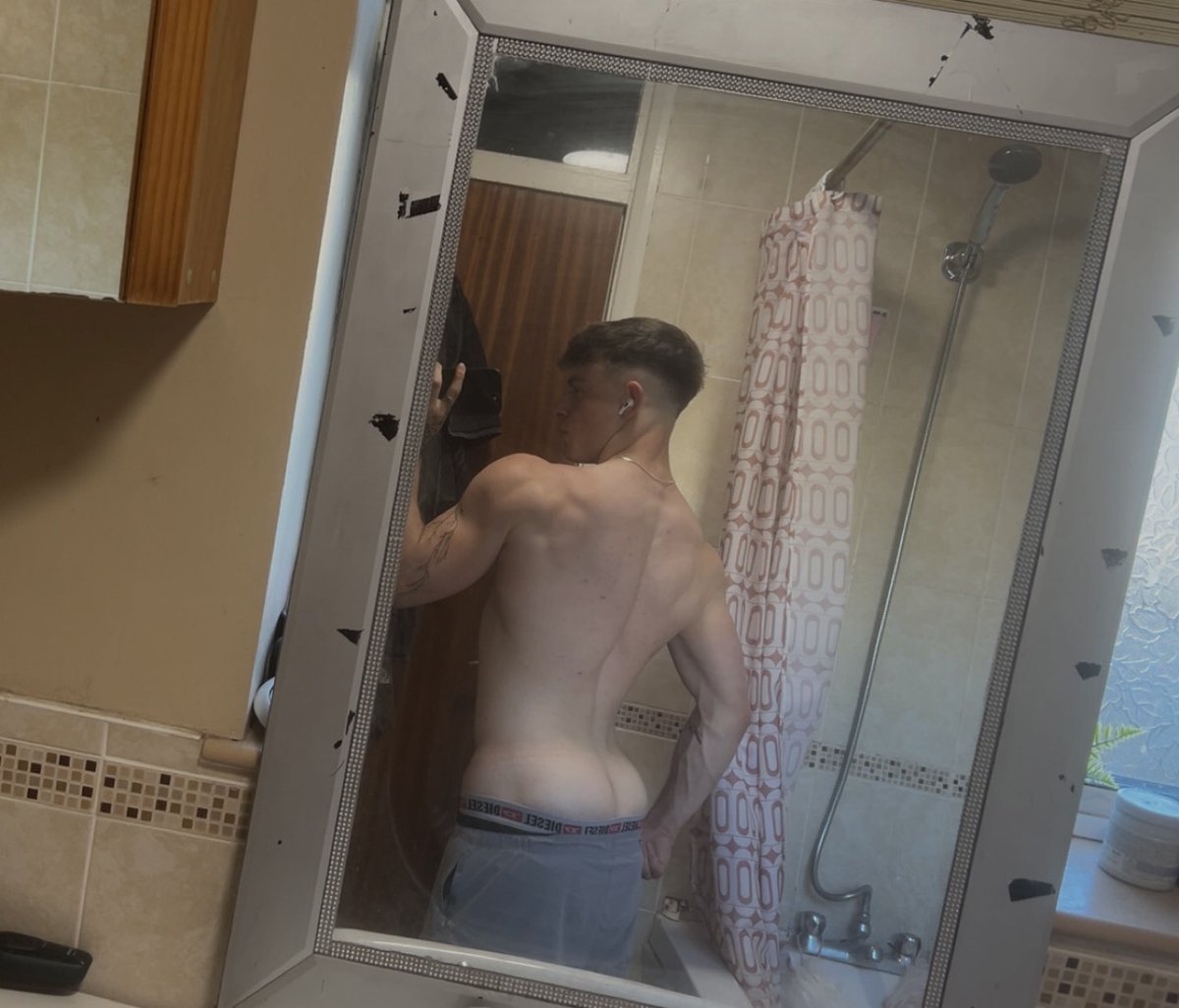 twunkstudent's tweet photo. Glute pump 😛
#gay #mlm #chudai https://t.co/DuyI08nlRk