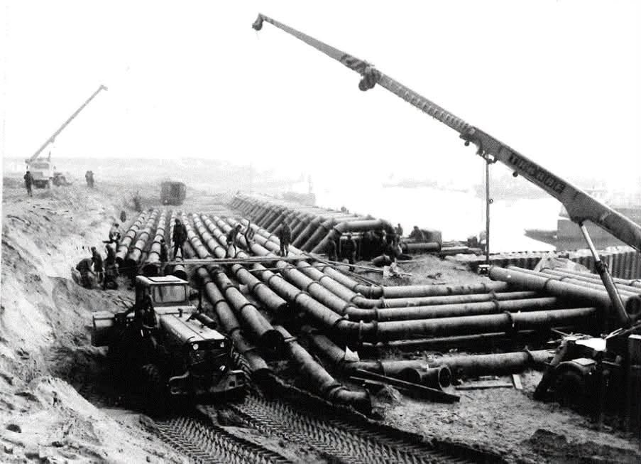 sookymari's tweet photo. 1983., Paks 
556  vízügyi szakembert vezényeltek Paksra, 71 szivattyút, 132 teherautót,  darukat és közel két kilométernyi csővezetéket mozgósítottak. Szádfalat  építettek, lezárták a hidegvízcsatornát, és negyven szivattyúval emelték  át a Duna vizét. Az erőmű működését fenntartották és ha erre képeseket voltak 43 évvel ezelőtt, akkor most mi akadályozza meg a döntéshozókat ebben?