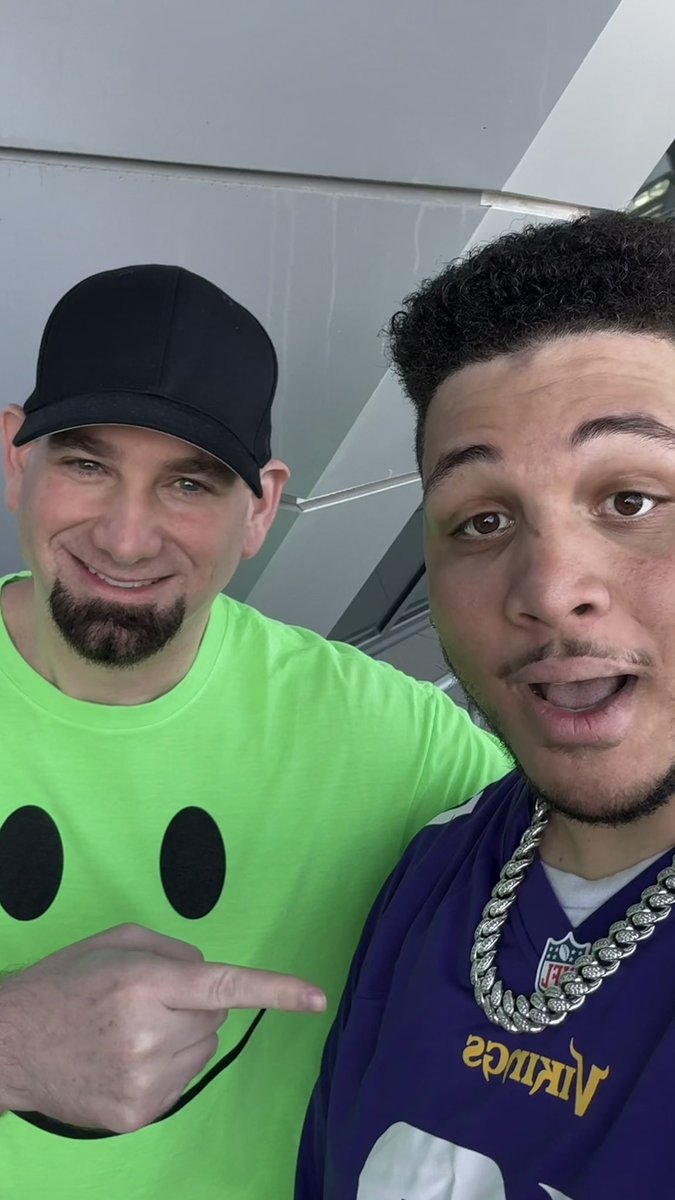 RealSmallafro's tweet photo. My man was getting SWARMED so I rushed and hit the YouTube face 😂😂 https://t.co/lEvWADr0dX