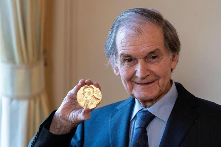NightSkyToday's tweet photo. 🚨: Nobel Prize winner Roger Penrose suggests consciousness may involve quantum processes beyond classical computation.

This suggests the human mind may not function like an ordinary machine. https://t.co/khDHoT5zNZ