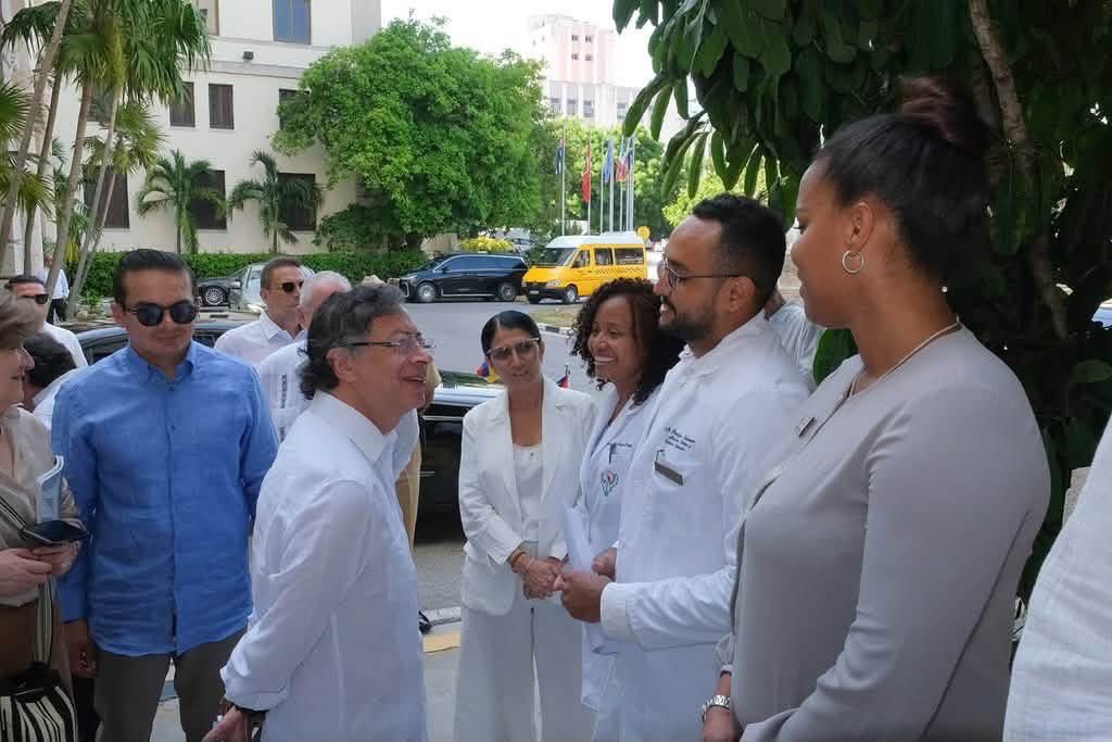 CubaMINREX's tweet photo. El presidente 🇨🇴 @petrogustavo sostuvo un fructífero encuentro con jóvenes colombianos que estudian Medicina en la @elam_oficial.

Cuba 🇨🇺 honrará sus compromisos con estos estudiantes, como parte de los Acuerdos de Paz firmados en La Habana en el año 2016. https://t.co/TSLrUWGFS1