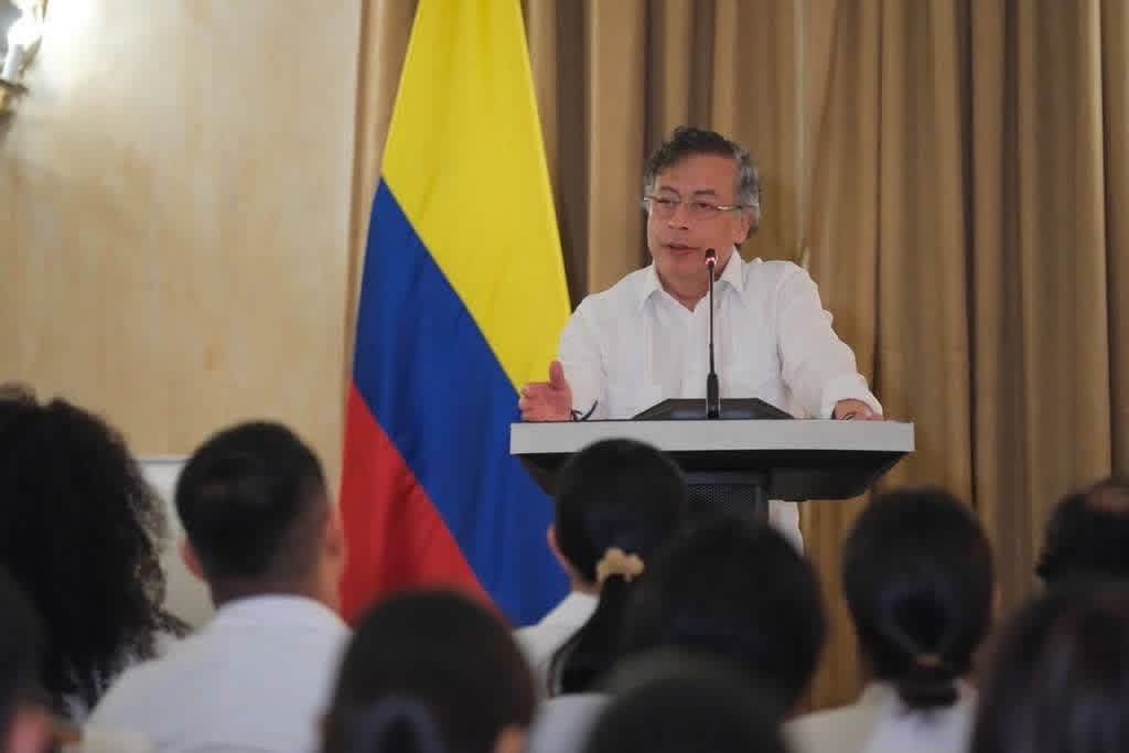 CubaMINREX's tweet photo. El presidente 🇨🇴 @petrogustavo sostuvo un fructífero encuentro con jóvenes colombianos que estudian Medicina en la @elam_oficial.

Cuba 🇨🇺 honrará sus compromisos con estos estudiantes, como parte de los Acuerdos de Paz firmados en La Habana en el año 2016. https://t.co/TSLrUWGFS1