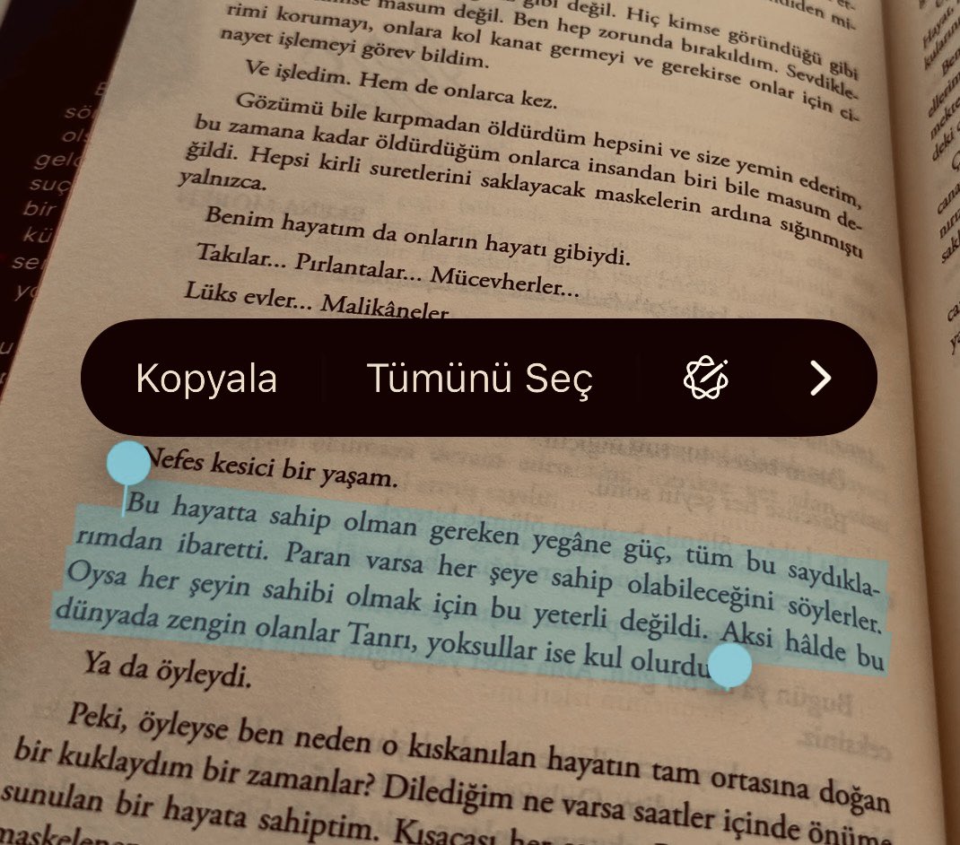 EkinIncisi's tweet photo. Bu kitabın ilk 20-30 sayfasında kendinizi ve hayatınızı sorgulamaya başlıyorsunuz. Gerçeklerle yüzleşirken, yalanları ve taktığımız maskeleri hayatımıza ne kadar derinden entegre ettiğimizi fark ediyorsunuz.
🎭 #MaskesizBalo ..•…•…•.. @ewregul https://t.co/n9kX4xZeRX