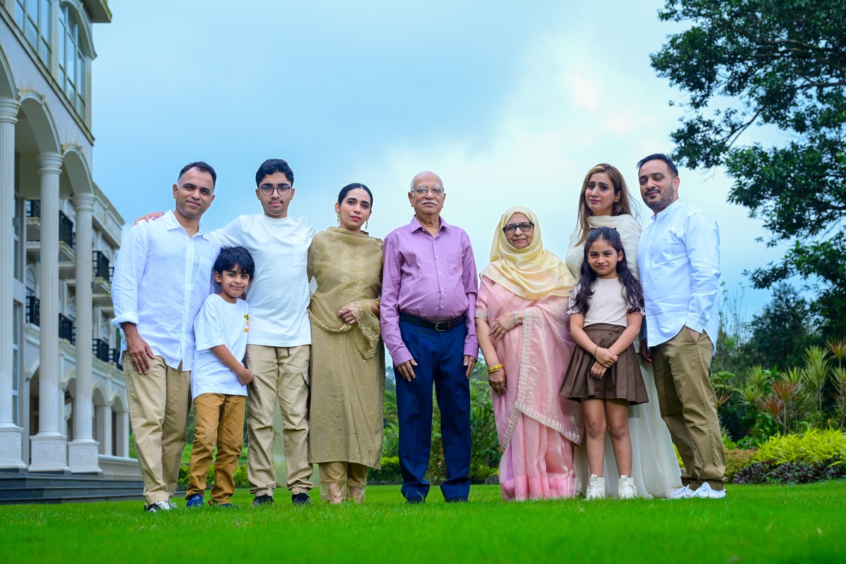murulirajclicks's tweet photo. Three generations. One beautiful moment. ❤️ Timeless family memories captured at the stunning Montrose Golf Resort, Coorg.

#FamilyPhotoshoot #MuruliRajPhotography #Coorg #FamilyPortrait #MemoriesForever https://t.co/OrEXZihY1R