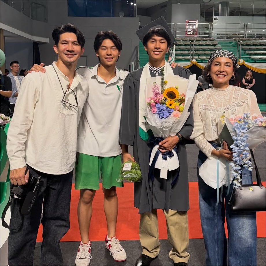 beingjustbeing's tweet photo. แบบว่าอิ่มเอม เข้าใจ family comes first ของบ้านนี้แล้วจริงๆ 🤲🏻💙 https://t.co/yUkdz6hx7Q