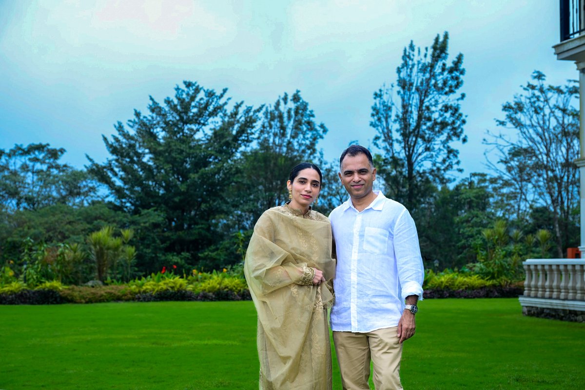 murulirajclicks's tweet photo. Three generations. One beautiful moment. ❤️ Timeless family memories captured at the stunning Montrose Golf Resort, Coorg.

#FamilyPhotoshoot #MuruliRajPhotography #Coorg #FamilyPortrait #MemoriesForever https://t.co/OrEXZihY1R