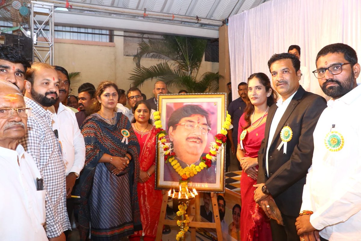 Pankajamunde's tweet photo. 📍परळी.

आज माझ्या वाढदिवसानिमित्त परळी वैजनाथ येथे मराठी साहित्यातील दिग्गज कवींच्या उपस्थितीत अतिशय सुंदर आणि सुरेल असे 'कवीसंमेलन' उत्साहात पार पडले. या चैतन्यमयी सोहळ्यास उपस्थित राहून शब्दांच्या, विचारांच्या आणि भावनांच्या या अविस्मरणीय मैफिलीचा आनंद लुटता आला. https://t.co/97gAl3qt4u