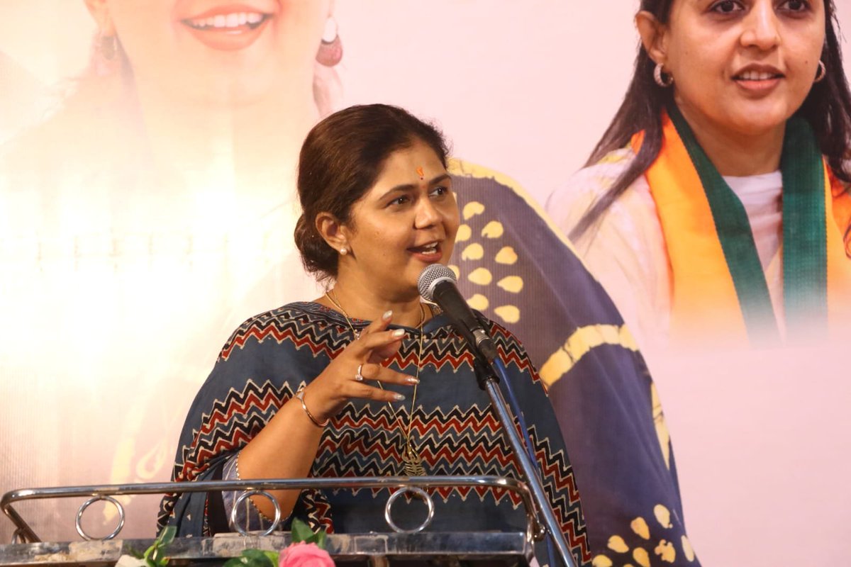 Pankajamunde's tweet photo. 📍परळी.

आज माझ्या वाढदिवसानिमित्त परळी वैजनाथ येथे मराठी साहित्यातील दिग्गज कवींच्या उपस्थितीत अतिशय सुंदर आणि सुरेल असे 'कवीसंमेलन' उत्साहात पार पडले. या चैतन्यमयी सोहळ्यास उपस्थित राहून शब्दांच्या, विचारांच्या आणि भावनांच्या या अविस्मरणीय मैफिलीचा आनंद लुटता आला. https://t.co/97gAl3qt4u