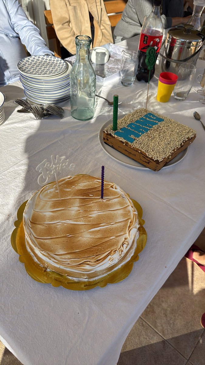 maxibunse's tweet photo. Rogel vs Chocotorta. Cuál muere primero? https://t.co/0pqvW0Wgp4