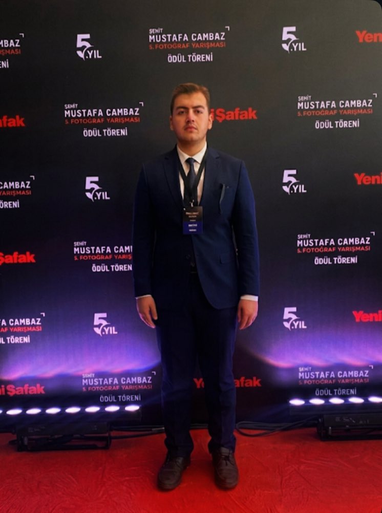 AzizmahmutBurak's tweet photo. Şehit Mustafa Cambaz 5. Fotoğraf Yarışması Ödül Töreni’ndeyiz. 

15 Temmuz hain darbe girişimi akşamı darbeci teröristlere karşı direnmek ve bunun bir terör saldırısı olduğunu kamuoyuna duyurmak feda-i can eyleyen Basın Şehidimiz Mustafa Cambaz ağabeyimizi saygı, rahmet ve minmetle anıyoruz. 

Kıymetli davetlerinden ötürü @yenisafak ’a ve Yeni Şafak Genel Yayın Yönetmeni Sayın @HuseyinLikoglu ağabeyimize teşekkür ediyorum. 

📍Demokrasi ve Özgürlükler Adası