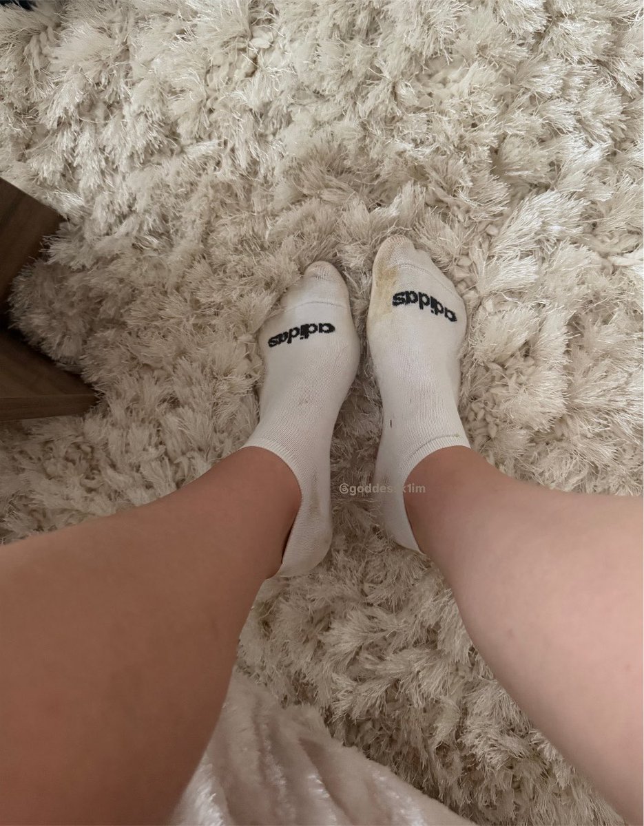 goddessk1im's tweet photo. meine socken stinken 🫣 https://t.co/34A8fpiV16
