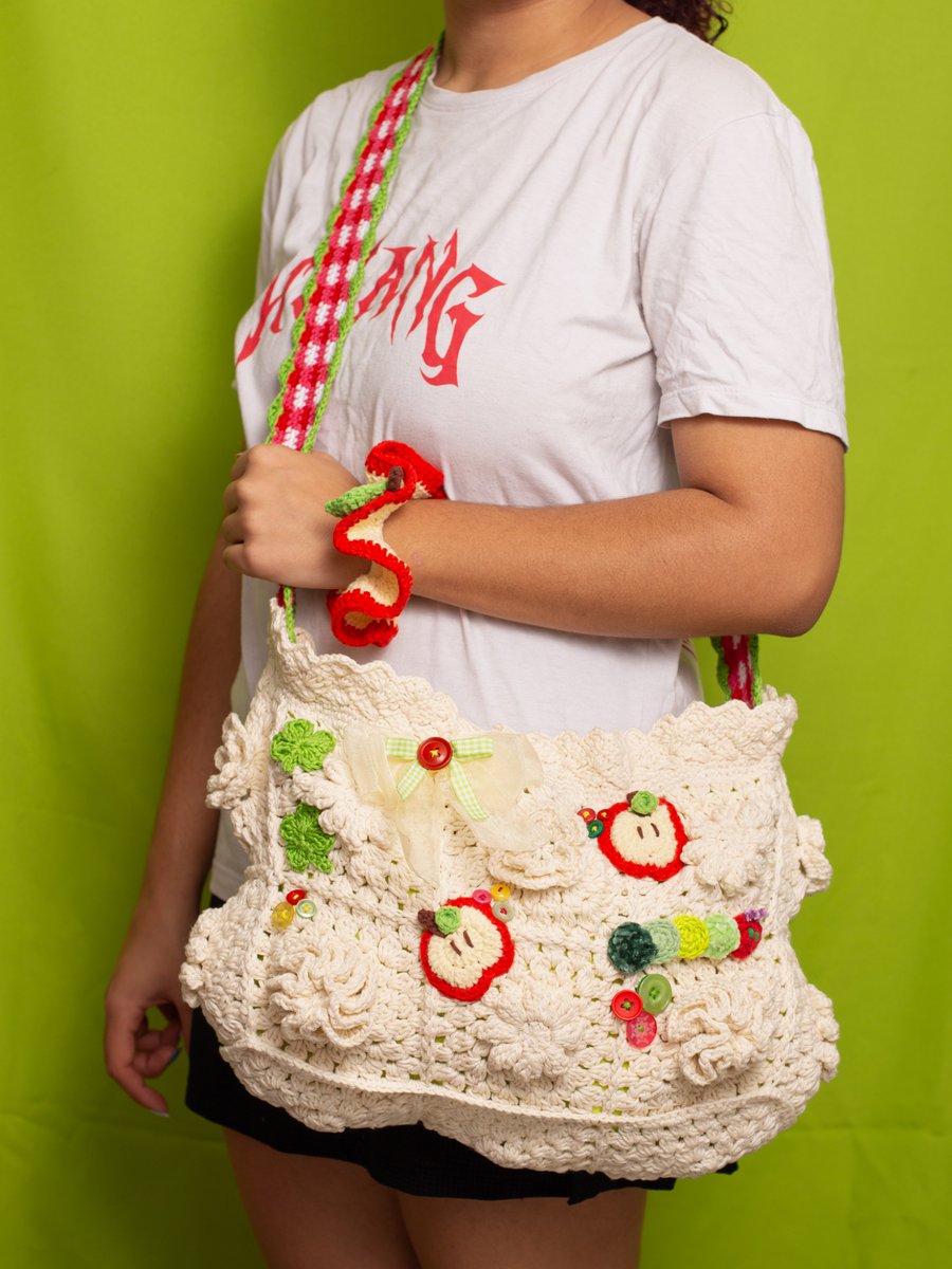 ninacrochezin's tweet photo. a bolsa maçã que fica linda de qualquer jeito agora tem sua versão de alça tiracolo 🍎✨

é clarinho que ela também fica perfeita com os outros itens de maçã da loja ☺️☺️☺️ https://t.co/WWPL5muSS5