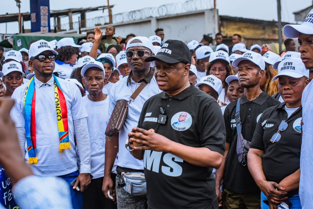 kakese_leon's tweet photo. #RDC Lévi Mbuta à l’écoute de Kimbanseke

- En cette période de vacances parlementaires, le Président de l’Assemblée provinciale de Kinshasa, Lévi Mbuta Sangupamba @levimbuta, a choisi de se rendre dans sa base électorale de Kimbanseke pour suivre de près l’évolution des projets qui concernent directement la population.

Accompagné des membres de la FOLEMSA, il a parcouru plusieurs avenues avant de s’arrêter sur le chantier de l’avenue Ndjoko, où il a constaté avec satisfaction l’état d’avancement des travaux. Il a salué les efforts engagés pour doter la commune d’infrastructures routières modernes, essentielles à la mobilité et à l’amélioration des conditions de vie.

La descente s’est également poursuivie sur le chantier d’une école. Pour Lévi Mbuta, le développement ne se limite pas aux routes : il passe aussi par une éducation de qualité. « Investir dans la jeunesse, c’est préparer l’avenir de notre commune et de notre pays », a‑t‑il déclaré.

Le Président de l’Assemblée provinciale a rappelé que la mission d’un élu est de rester à l’écoute, présent sur le terrain et de veiller à ce que les projets annoncés deviennent réalité. Il a assuré qu’il poursuivra, durant ces vacances parlementaires, ses visites de proximité auprès des communautés de Kinshasa.