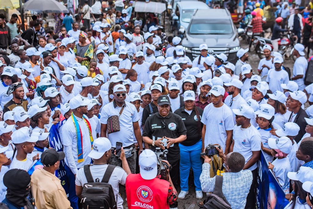 kakese_leon's tweet photo. #RDC Lévi Mbuta à l’écoute de Kimbanseke

- En cette période de vacances parlementaires, le Président de l’Assemblée provinciale de Kinshasa, Lévi Mbuta Sangupamba @levimbuta, a choisi de se rendre dans sa base électorale de Kimbanseke pour suivre de près l’évolution des projets qui concernent directement la population.

Accompagné des membres de la FOLEMSA, il a parcouru plusieurs avenues avant de s’arrêter sur le chantier de l’avenue Ndjoko, où il a constaté avec satisfaction l’état d’avancement des travaux. Il a salué les efforts engagés pour doter la commune d’infrastructures routières modernes, essentielles à la mobilité et à l’amélioration des conditions de vie.

La descente s’est également poursuivie sur le chantier d’une école. Pour Lévi Mbuta, le développement ne se limite pas aux routes : il passe aussi par une éducation de qualité. « Investir dans la jeunesse, c’est préparer l’avenir de notre commune et de notre pays », a‑t‑il déclaré.

Le Président de l’Assemblée provinciale a rappelé que la mission d’un élu est de rester à l’écoute, présent sur le terrain et de veiller à ce que les projets annoncés deviennent réalité. Il a assuré qu’il poursuivra, durant ces vacances parlementaires, ses visites de proximité auprès des communautés de Kinshasa.