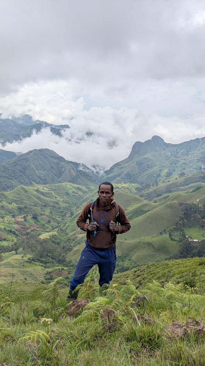 fokouoscar's tweet photo. @HerpCameroon @StephaneBeyeme On top of the Mont Bamboutos with my teammates! 🥶 

Field survey in the western region of Cameroon. 

Fieldwork is always better with good company!🤩

#ZoologyLab #UniversityofYaounde1 https://t.co/UJXrnpDHH9