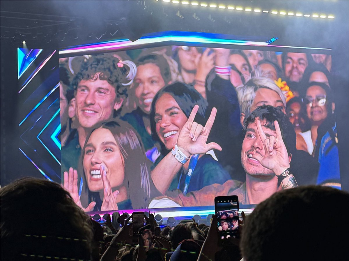 dorafigueiredo's tweet photo. A Xuxa provando que é uma mãe raiz pedindo neto pra filha e até pra filha postiça durante o xhow, isso enquanto o Shawn Mendes apenas ria sem entender nada com duas xuxinhas da Xuxa no cabelo

SENSACIONAL https://t.co/41LQK4b3ZJ