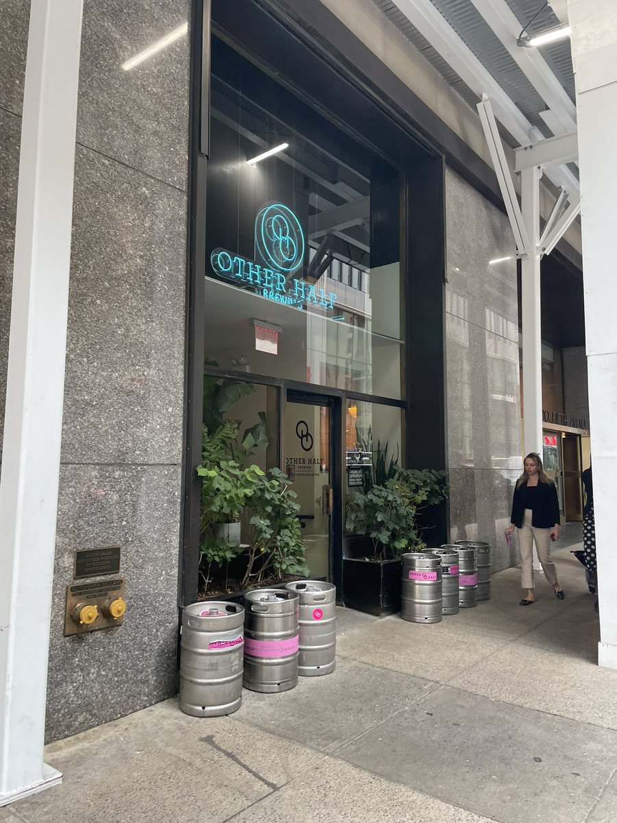 sprungatom's tweet photo. Aren’t I lucky, my local #craftale #craftbeer vendor in 🇬🇧 serves my @OtherHalfNYC needs! Enjoyed my visit to the Rockefeller taproom #NYC last week https://t.co/I9THxDIiLV