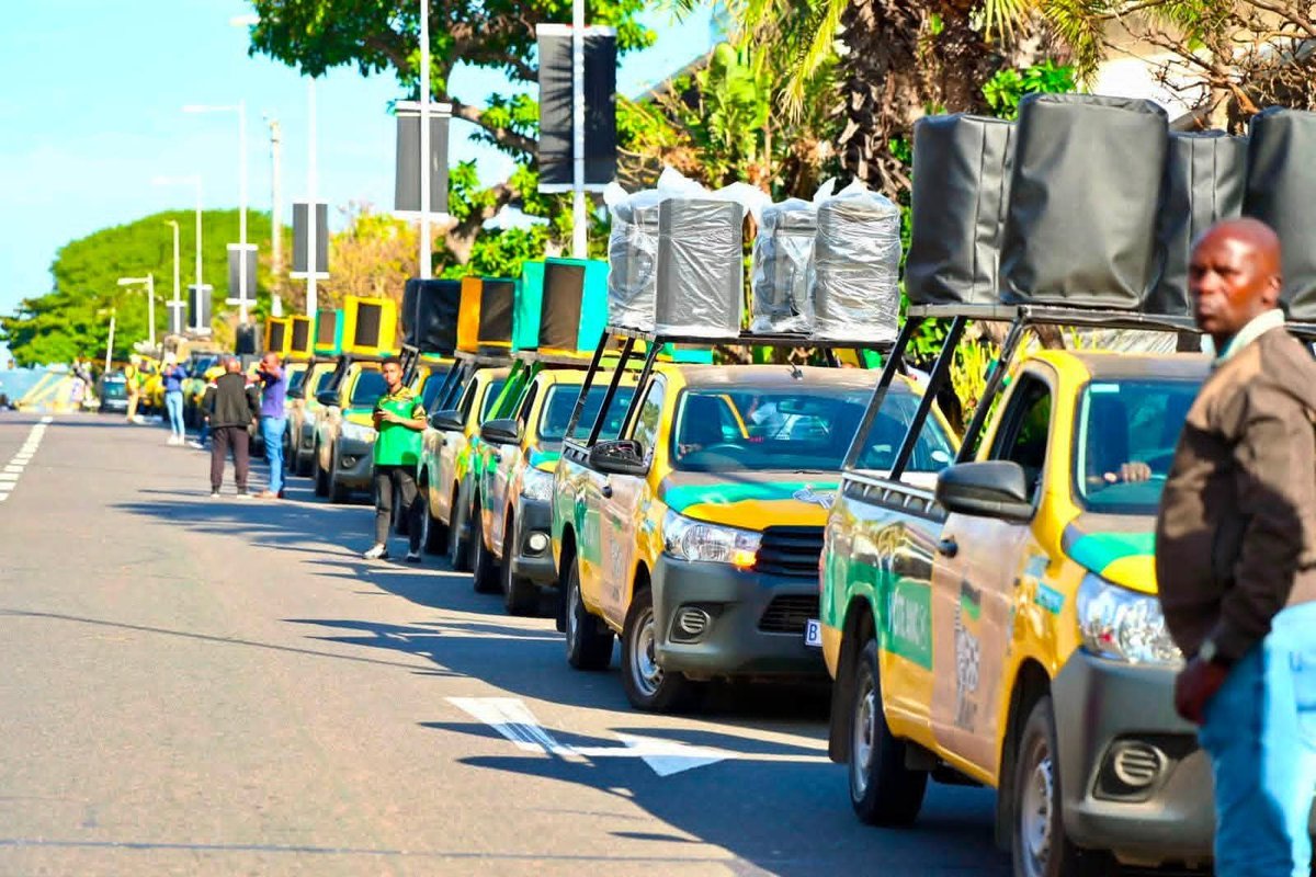 BizGuru4's tweet photo. BREAKING NEWS : If you are still wondering how ANC afforded all their campaigning new fleet of bakkies to campaign through the country, here is your answer below. 

Apparently Thumamina had a meeting with this guy in the past weeks, jikijiki ......boom 💥💥💥 ANC has multimillions. 

Know the WEF Agenda ANC Handlers.