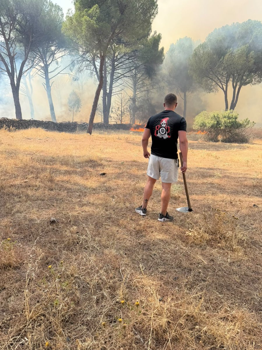 FA82Oficial's tweet photo. Ayudando a la gente de La Adrada en su lucha contra los incendios forestales. 
SOLO EL PUEBLO SALVA EL PUEBLO. https://t.co/QIUuJcMKBT