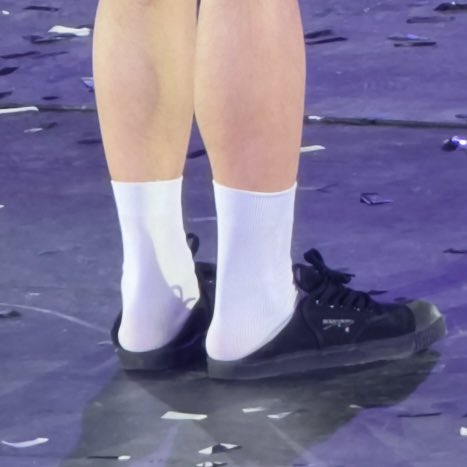 r3dm0chi's tweet photo. ตี๋ใส่รองเท้าเหยียบส้นกะน้องป๋อที่ใส่เรียบร้อย เอ้นดุ5555555555555555555 https://t.co/2hCiaehBYj