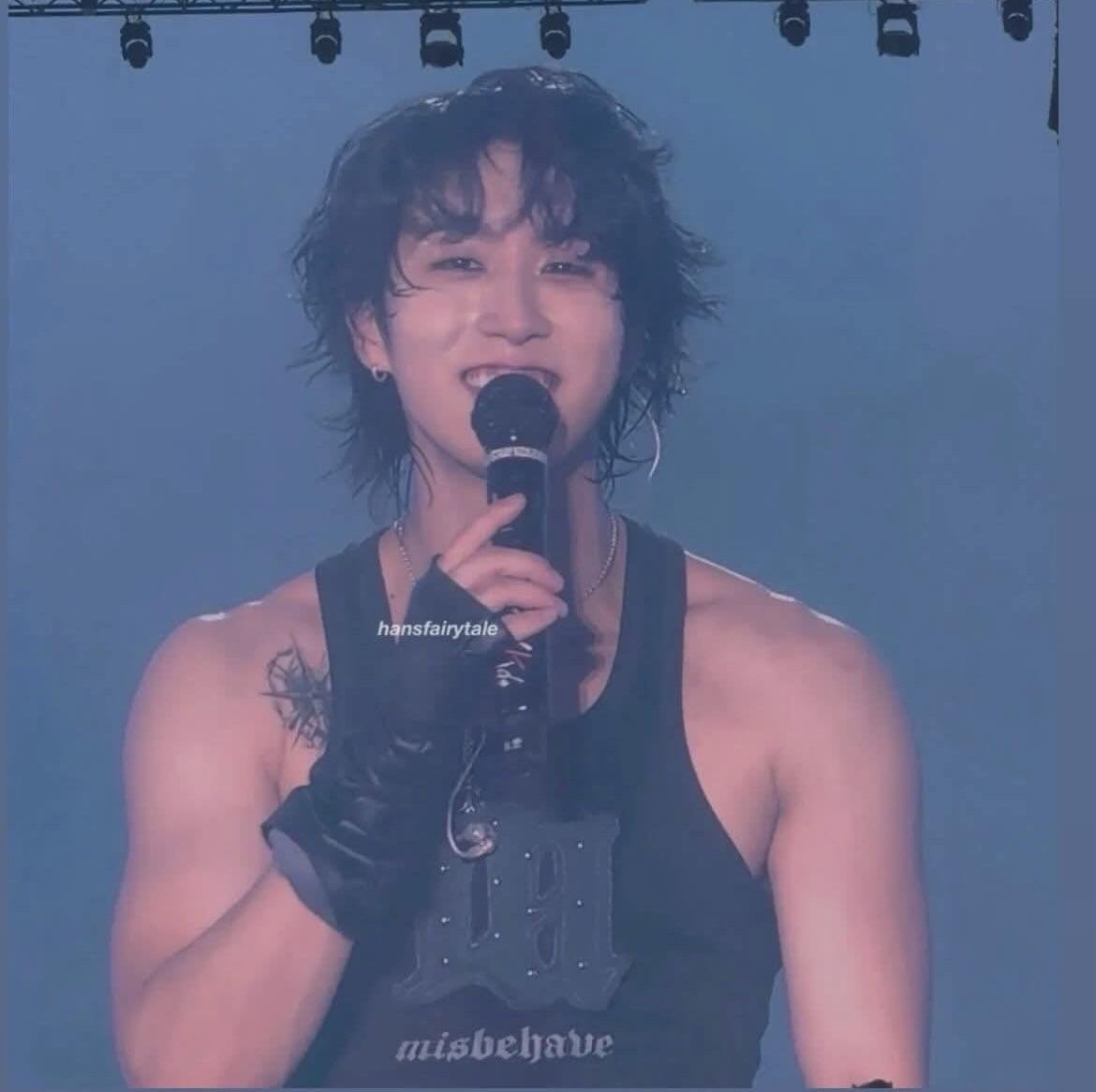hyunlixtheory's tweet photo. o cabelo bagunça, a pele caramelo, a regata, a tatuagem , o sorriso

acho que eu não vou durar ate o final dessa tour https://t.co/FJ36wI0Ghe