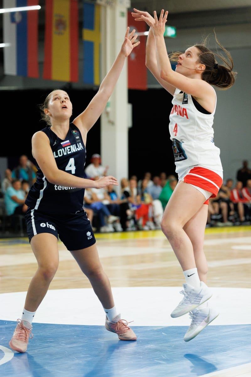UniFerrol's tweet photo. 🏀 Estrea con vitoria para Sandra Martínez no #U18EuroBasket! 🇪🇸💪

A nosa xogadora contribuíu ao contundente triunfo de España por 80-31 fronte a Eslovenia, asinando unha gran actuación:

⏱️ 16:55 minutos
🏀 6 puntos
💪 3 rebotes
🎯 2 asistencias
Parabéns, Sandra! https://t.co/F9ti80rp1T