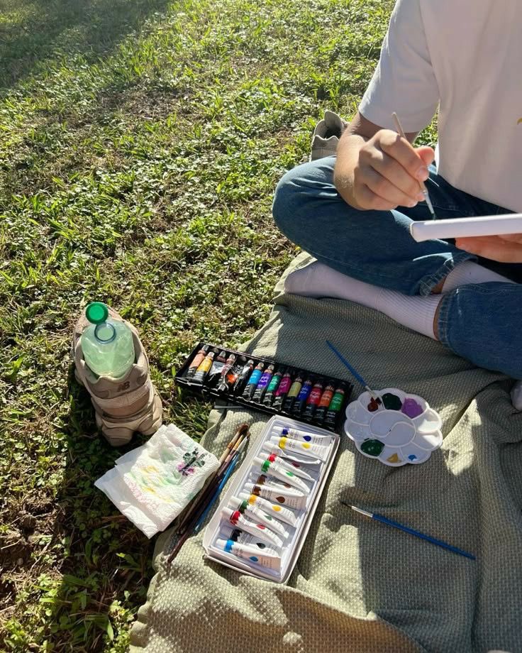 charmwavez's tweet photo. #stronghat 
max is really good at drawing and luis loves to watch him sketch. sometimes they have little drawing dates and luis still participates even tho he isnt the best at it, he does it to make max happy :) https://t.co/sfP00QdbcV