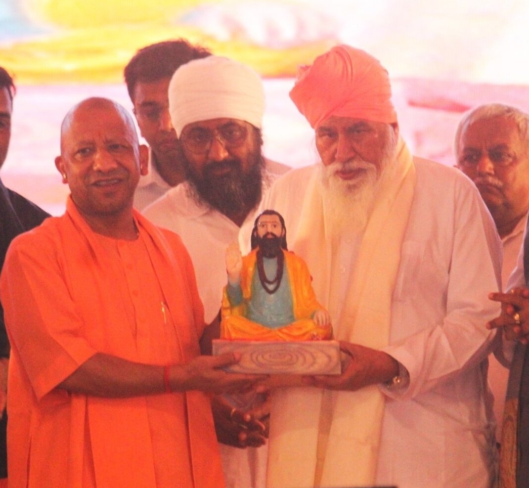 SurajKrBauddh's tweet photo. यूपी में योगी सरकार द्वारा संत रविदास नगर का नाम पुनः बहाल करना, कन्नौज मेडिकल कॉलेज को फिर से बाबासाहेब डॉ. भीमराव आंबेडकर के नाम से जोड़ना तथा केंद्र सरकार द्वारा जालंधर एयरपोर्ट का नाम संत गुरु रविदास जी और अयोध्या एयरपोर्ट का नाम महर्षि वाल्मीकि जी के नाम पर रखना.. निस्संदेह ये सभी स्वागतयोग्य निर्णय हैं।

दलित विरोधी अखिलेश यादव शायद हमारे पूज्य संत रविदास जी के नाम से ही नफ़रत करते थे। उन्होंने उनके नाम पर रखे जिले का नाम बदलकर फिर से भदोही कर दिया। बहन जी के कार्यों को मिटाने की कोशिश की गई थी। इसलिए आज जब योगी सरकार ने वही नाम पुनः बहाल कर सराहनीय कार्य किया, तो बहन जी ने भी इसकी सार्वजनिक रूप से सराहना की।

योगी जी ने बहुजन महापुरुषों के सम्मान में जो स्पष्ट पक्ष लिया है, उसके लिए हम सभी आभारी हैं। सरकार से विनम्र निवेदन है कि रमाबाई नगर, कांशीराम नगर, महामाया नगर, भीमनगर, प्रबुद्ध नगर, पंचशील नगर, छत्रपति शाहूजी महाराज नगर और ज्योतिबा फुले नगर के नाम भी पुनः बहाल किए जाएं। यही हमारे महापुरुषों के प्रति सच्चा सम्मान होगा।

इन नामों में केवल पहचान नहीं, बल्कि भारत के महान समाज सुधारकों, संतों और सामाजिक न्याय के प्रतीकों का सम्मान निहित है। आशा है कि सरकार इस विषय पर भी सकारात्मक निर्णय लेकर सामाजिक समरसता और सम्मान का संदेश देगी। #DalitVirodhiSP