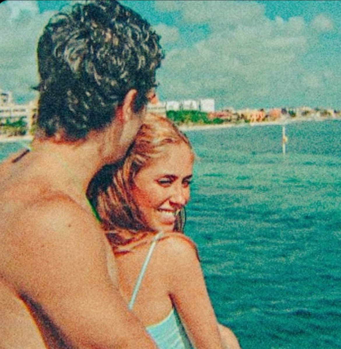 orfadezanessa2's tweet photo. "Y ahí parados solos en ese balcón del hotel en Cancún,se puso detrás de mí y me envolvió en sus brazos,y así los dos,en silencio seguimos admirando como el azul del mar se perdía con el azul del cielo mientras el día se iba haciendo noche,que hace de esa tarde algo inolvidable" https://t.co/JKMwxbQtUM