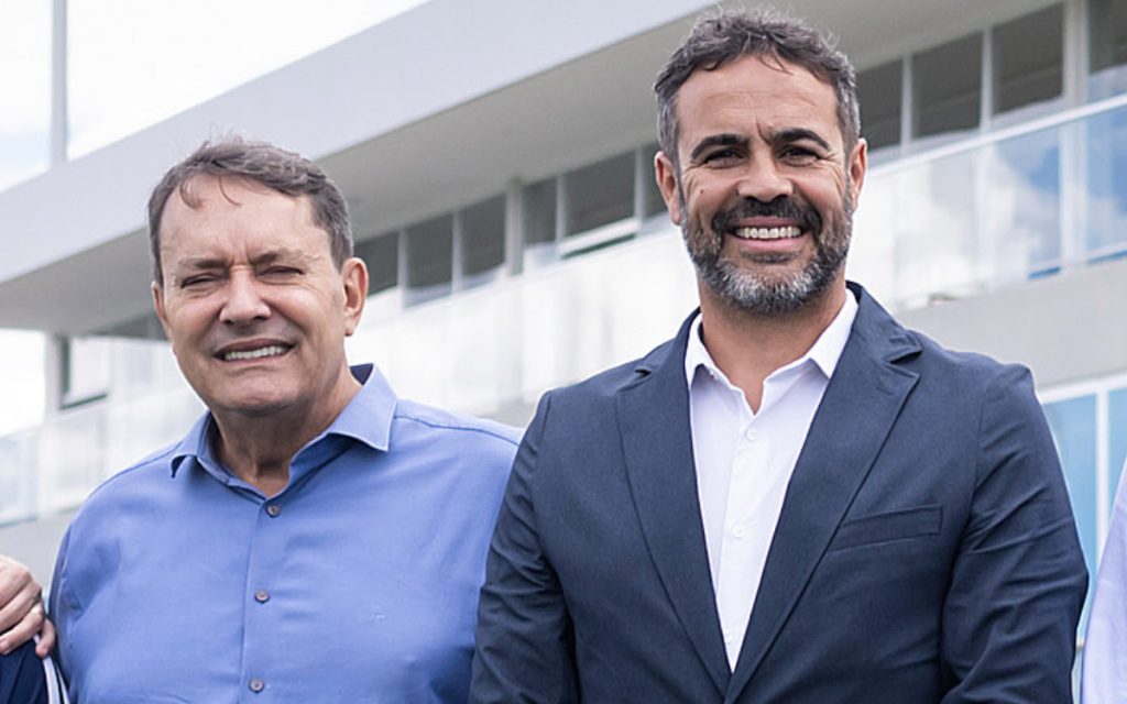 PapoCabuloso's tweet photo. 🗣️“Tudo aquilo que tem sido minha relação com Pedrinho e Pedro Júnio, pessoas de quem gosto muito e me identifiquei muito mesmo. São pessoas extraordinárias. Com eles, porque são dois donos emocionais, pelo seu clubismo, são torcedores verdadeiros do Cruzeiro. Eu sou o equilíbrio. Isso nos deu possibilidade de ter papel muito ativo na gestão e organização do futebol profissional, agregando a base.

O Pedrinho é uma pessoa muito mais próxima a mim (em relação a John Textor) no ponto de vista sentimental. Ele já chorou publicamente, já chorou internamente sobre resultados. É uma pessoa que se demonstra muito emocional, muito próxima, carinhosa, acaba por ser quase que um pai para todos nós na forma que está, nos bons e menos bons momentos.

Nossa relação hoje ajuda muito a projetar o que é nosso contrato de cinco anos e onde, seguramente, vamos fazer coisas boas. Estamos criando bases para que possamos ser mais consistentes e competitivos no futuro próximo e possamos ter o projeto que tem um princípio. Estamos criando bases para que esse princípio seja sólido, e o projeto seja da forma como queremos, chegando onde queremos”

🎙️| Artur Jorge, em entrevista ao Bola da Vez, da
@ESPNBrasil 
📰| Texto via @leonageral | @centraldatoca 
📸| Gustavo Aleixo/Cruzeiro