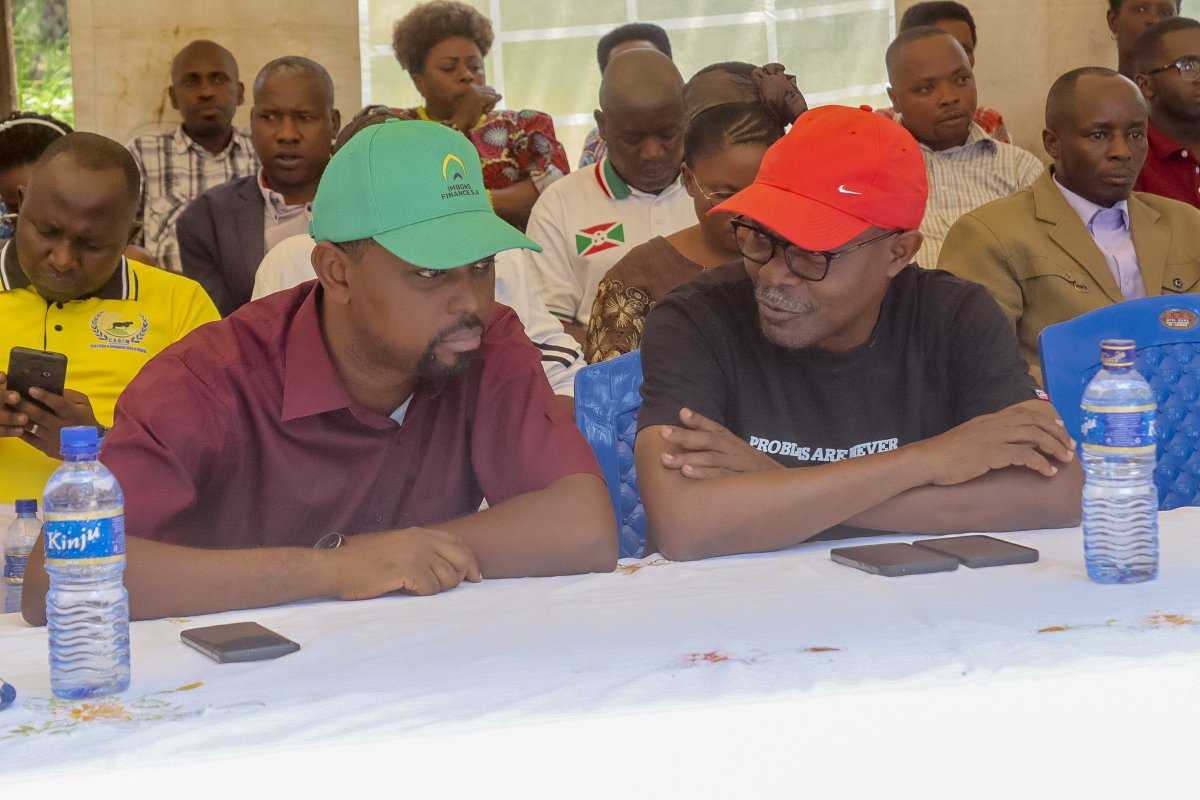 itahure's tweet photo. Komine #Bubanza yahimbarije Umusi Mukuru wahariwe Ama Komine muri Zone Mitakataka. Musitanteri #Sabbas_Niyokindi akaba yashimiye abenegihugu ku kuntu bariko bitabira mu gutanga amakori n'amatagisi no gushigikira ibikorwa vy'iterambere.
#Itahure #Bubanza https://t.co/hx1zsUGmsa