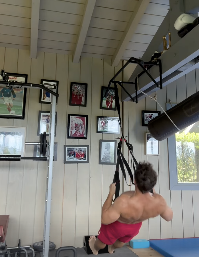 Footballogue's tweet photo. La condition physique 𝗜𝗠𝗣𝗥𝗘𝗦𝗦𝗜𝗢𝗡𝗡𝗔𝗡𝗧𝗘 de Bixente Lizarazu à 56 ans ! 😳💪

RESPECT ! 🫡

(IG : bixentelizarazu) https://t.co/BUfh9oi7A3